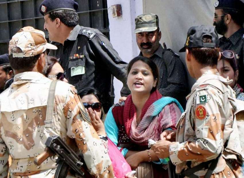 کراچی: حلقہ NA246کے ضمنی الیکشن کے موقع پر ایک پولنگ اسٹیشن ..