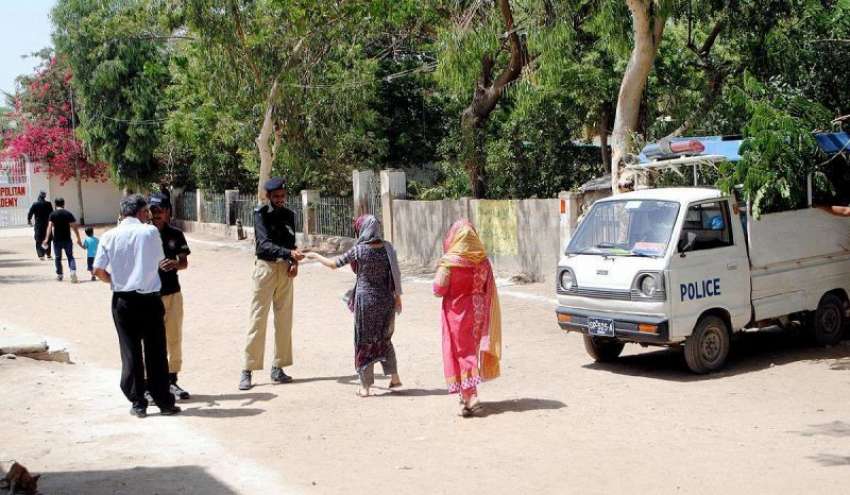 کراچی: حلقہ NA246کے ضمنی الیکشن کے موقع پر پولیس اہلکار ووٹرز ..