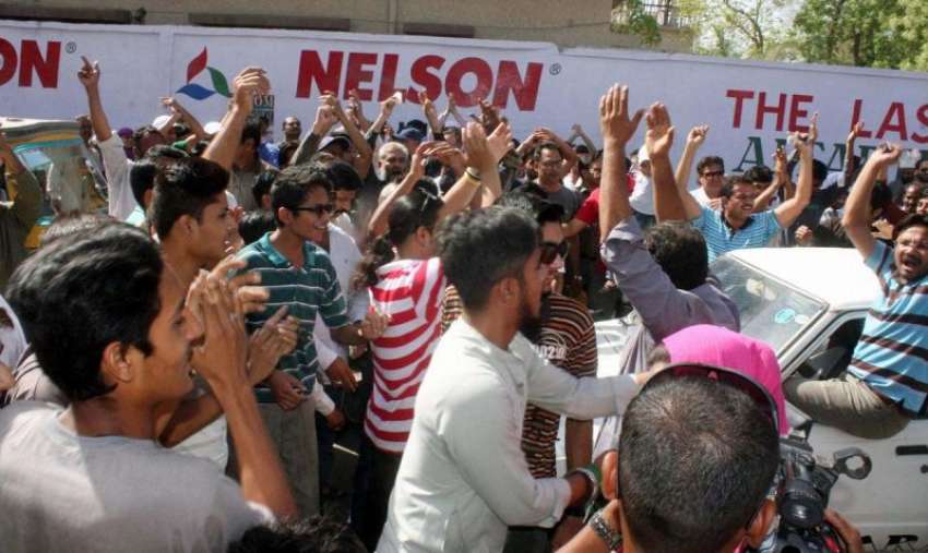 کراچی: حلقہ NA246کے ضمنی الیکشن کے موقع پر گورنمنٹ کمپری ہینسیو ..