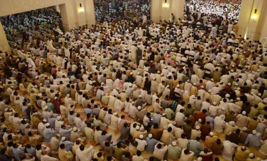 لاہور: بحریہ ٹاؤن کی گرینڈ جامع مسجد میں نمازیوں کی بڑی تعداد ..
