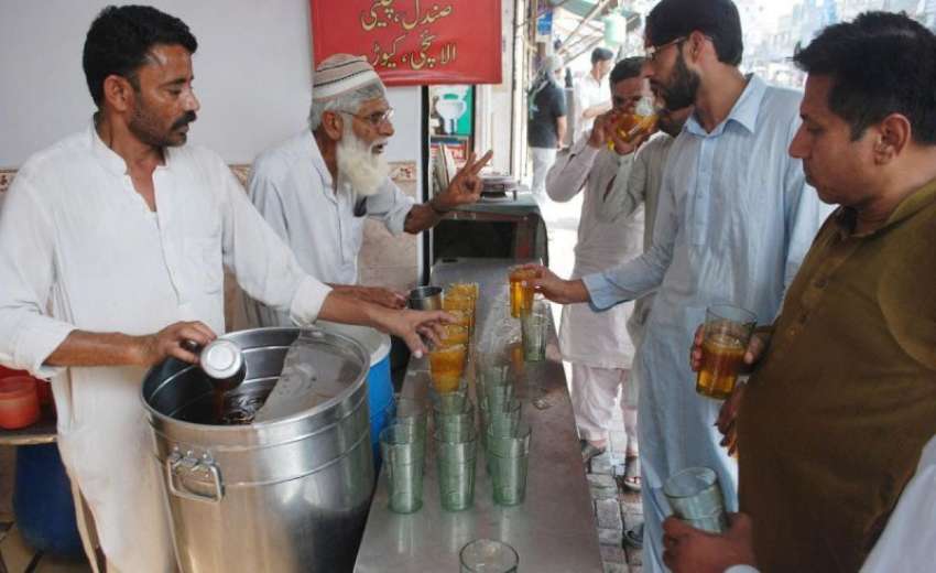 لاہور: شہری گرمی کی شدت کم کرنے کے لیے صندل کا شربت پی رہے ..