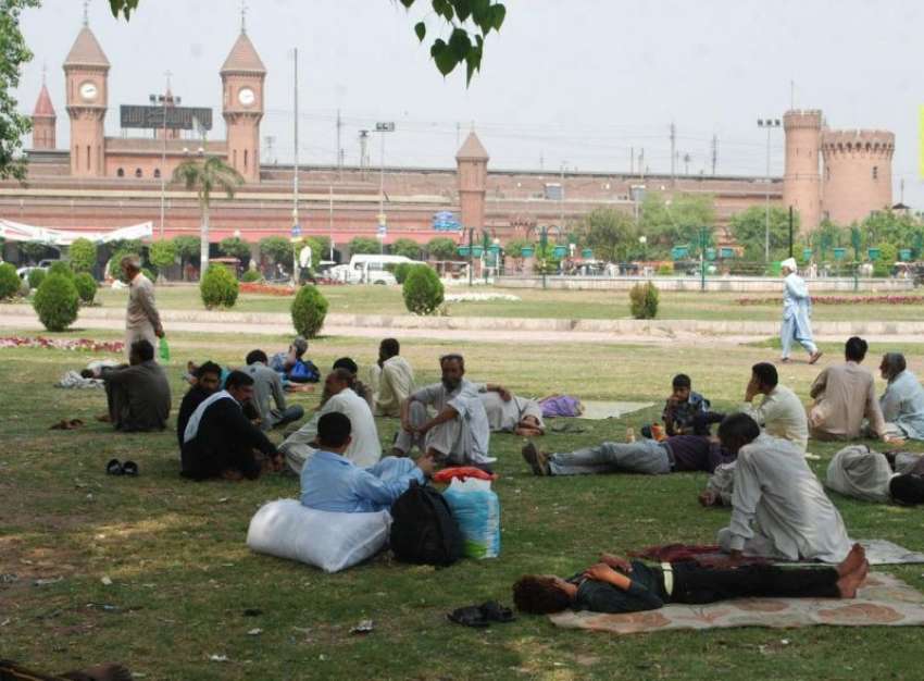 لاہور: شہری ریلوے اسٹیشن کے سامنے پارک میں درختوں کے سائے ..