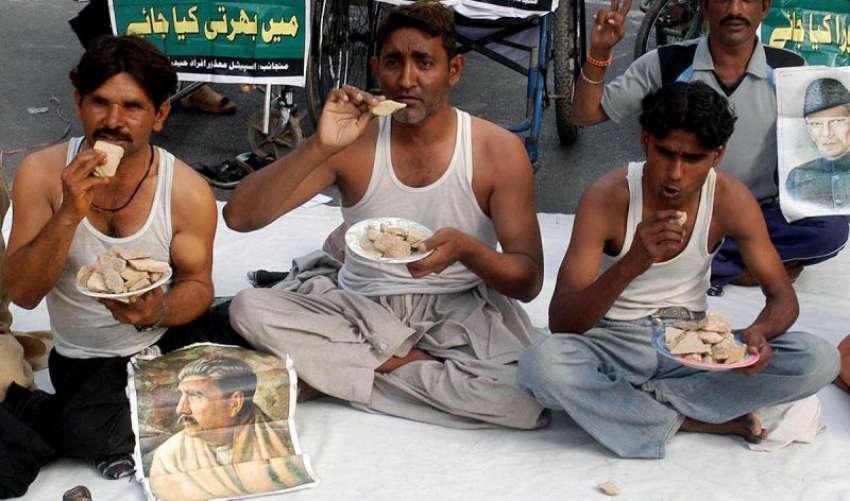 کراچی: کراچی پریس کلب کے سامنے حیدر آباد کے معذور افراد اپنے ..