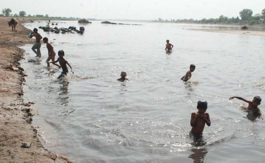 لاہور: پابندی کے باوجود بچے دریائے راوی میں بلا خوف و خطر ..