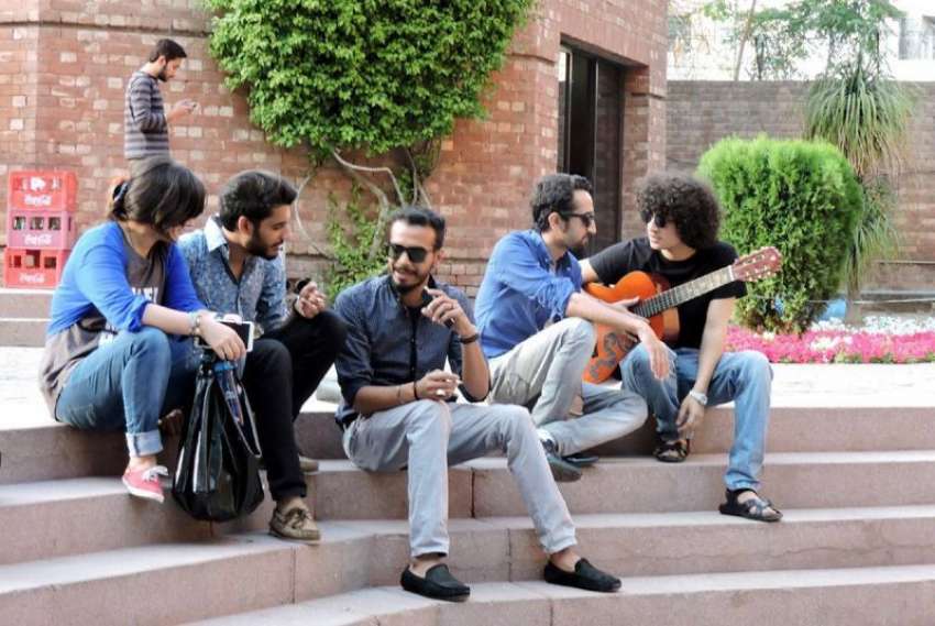 لاہور: الحمراء میں میوزک کی تربیت حاصل کرنے کے لیے آنیوالے ..