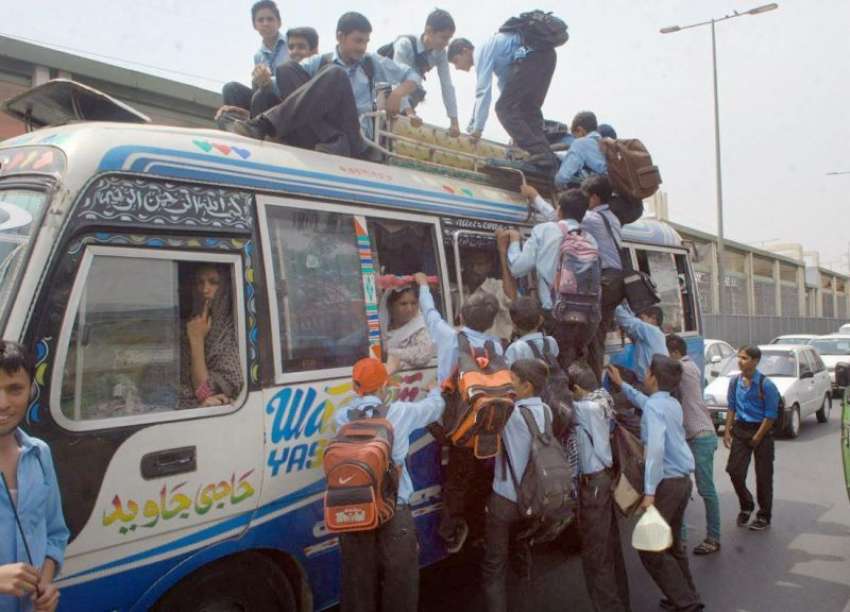 لاہور: سکولوں میں ٹرانسپورٹ کے عدم دستیابی کے بعد طالبعلم ..