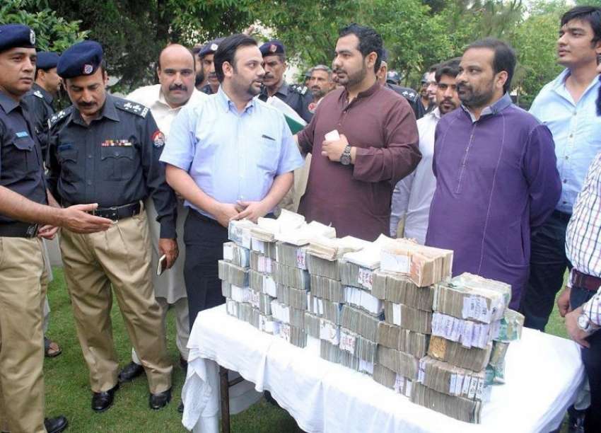 راولپنڈی: پولیس کی کاروائی میں ملزمان سے برآمد کی گئی رقم ..