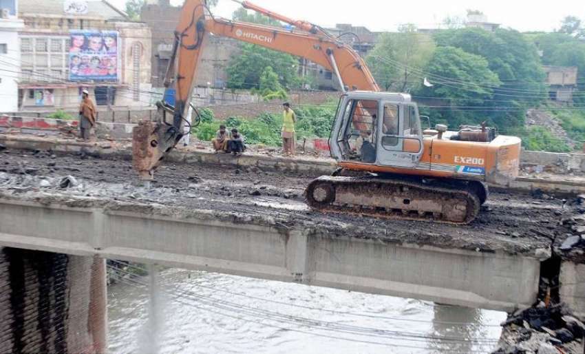 راولپنڈی: نالہ لئی پر خستہ حال پل کی تعمیر کے لیے پرانے پل ..