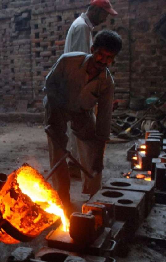لاہور: مزدوروں کے عالمی دن سے بے خبر محنت کش بھٹی پر کام کرنے ..