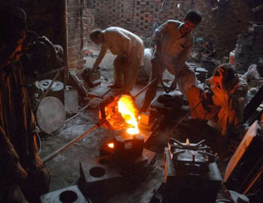 لاہور: مزدوروں کے عالمی دن سے بے خبر محنت کش بھٹی پر کام کرنے ..