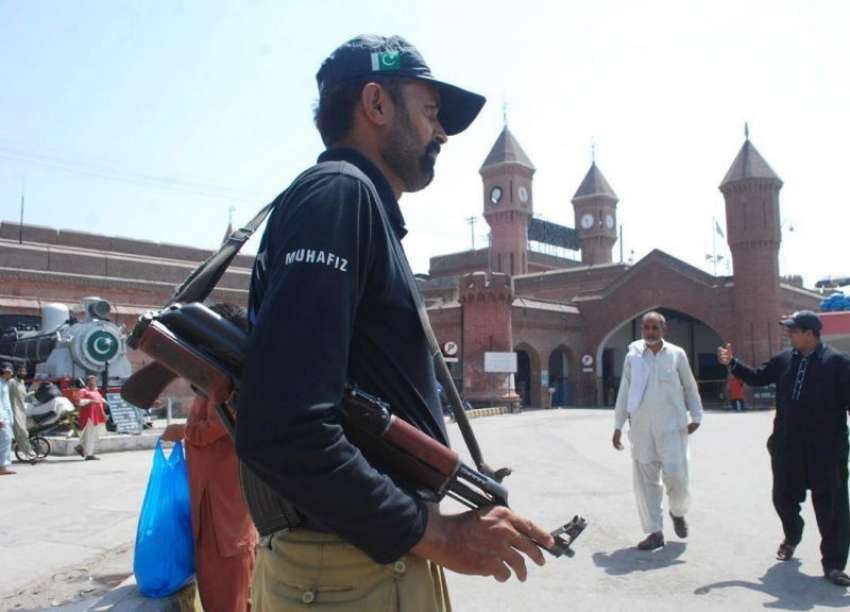 لاہور: ایک پولیس اہلکار ریلوے اسٹیشن کے باہر الرٹ کھڑا ہے۔