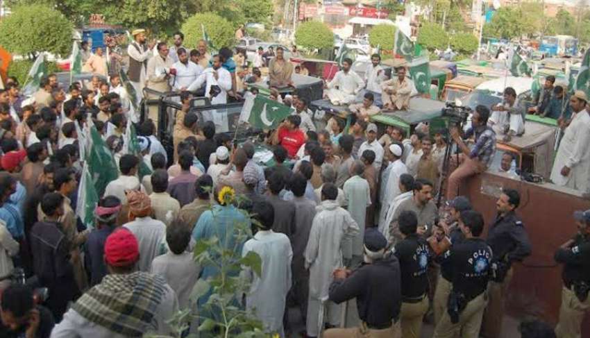 لاہور: عوامی رکشہ یونین کے زیر اہتمام تھانہ اقبال ٹاؤن کے ..