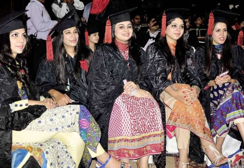 راولپنڈی: میڈیکل کالج میں سالانہ تقریب میں طالبات شریک ہیں۔