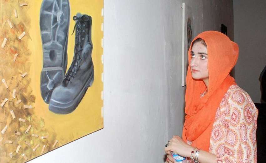 لاہور: ایک طالبہ این سی اے کالج میں طلباء کی بنائی پینٹنگ ..