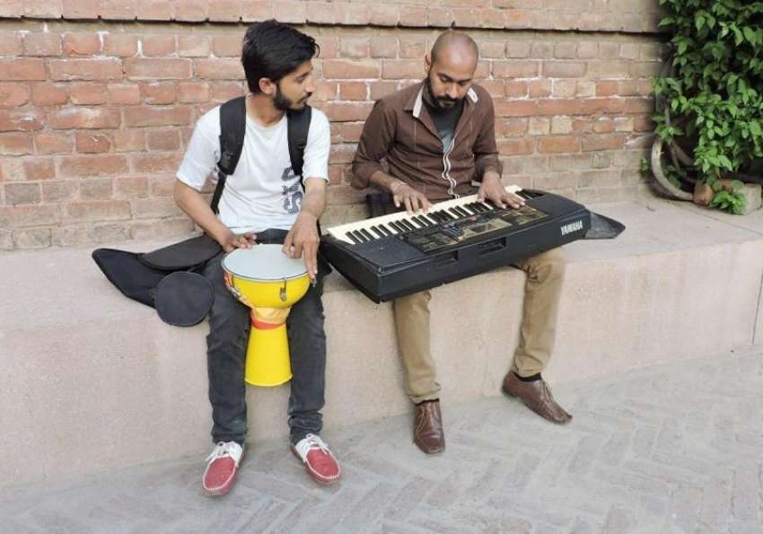 لاہور: الحمرا میں میوزک کی تربیت حاصل کرنے کے لیے آنیوالے ..