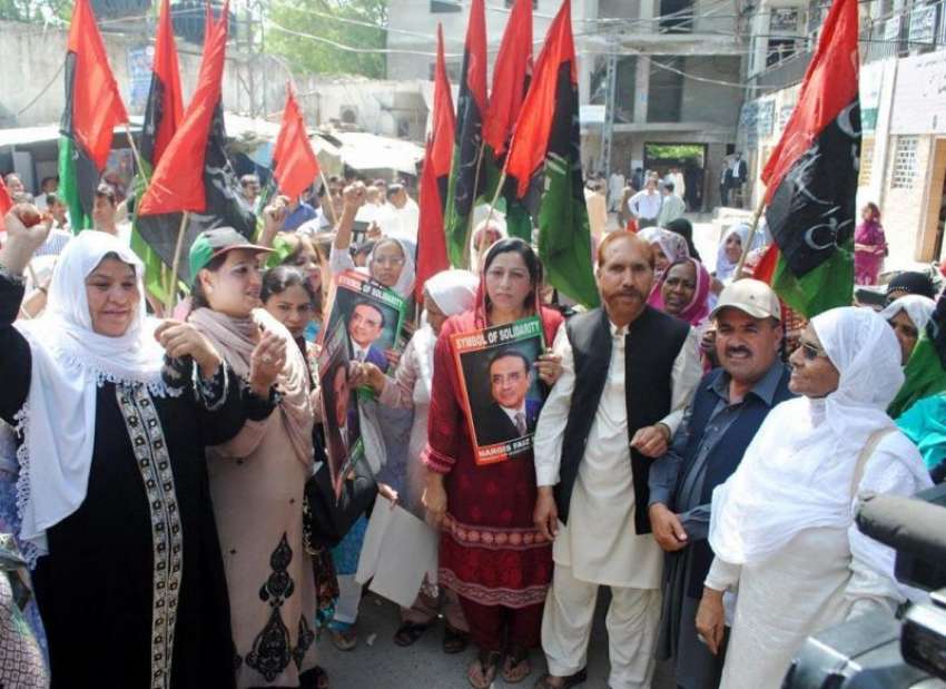 راولپنڈی: آصف علی زرداری کی پیشی کے موقع پر کارکن کچہری کے ..