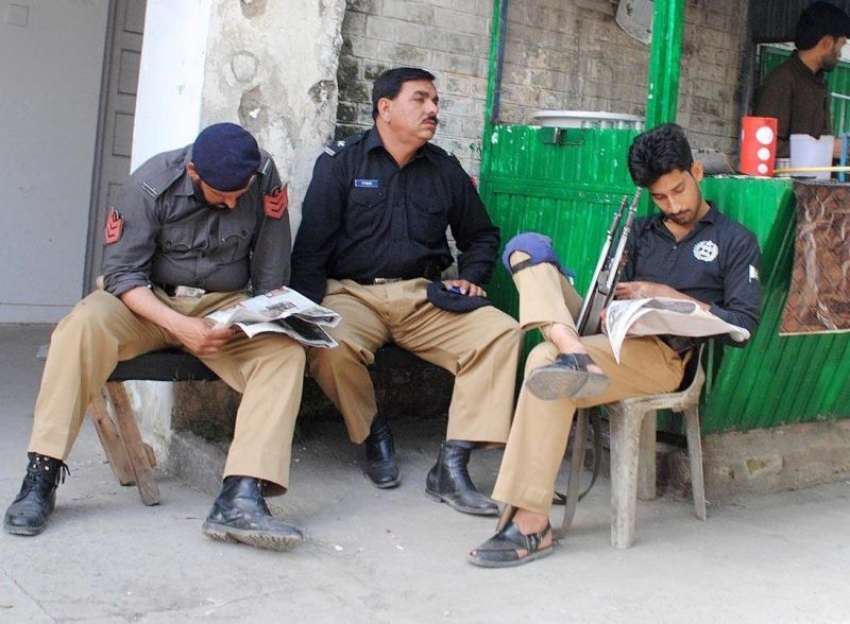 راولپنڈی: آصف علی زرداری کی پیشی کے موقع پر پولیس اہلکار ..