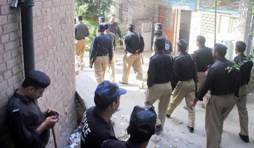 راولپنڈی: آصف علی زرداری کی پیشی کے موقع پر پولیس اہلکار ..