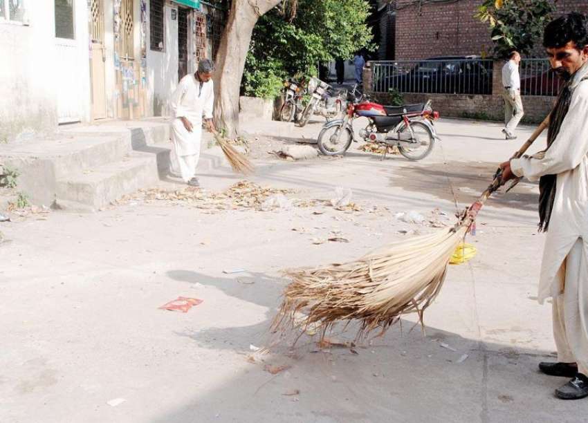 راولپنڈی: آصف علی زرداری کی پیشی کے موقع پر خاکروب صفائی ..