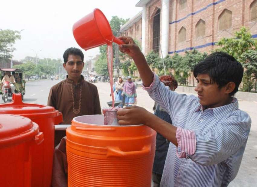 لاہور: ایک ریڑھی بان شدید گرمی کے باعث ٹھنڈا مشروب فروخت ..