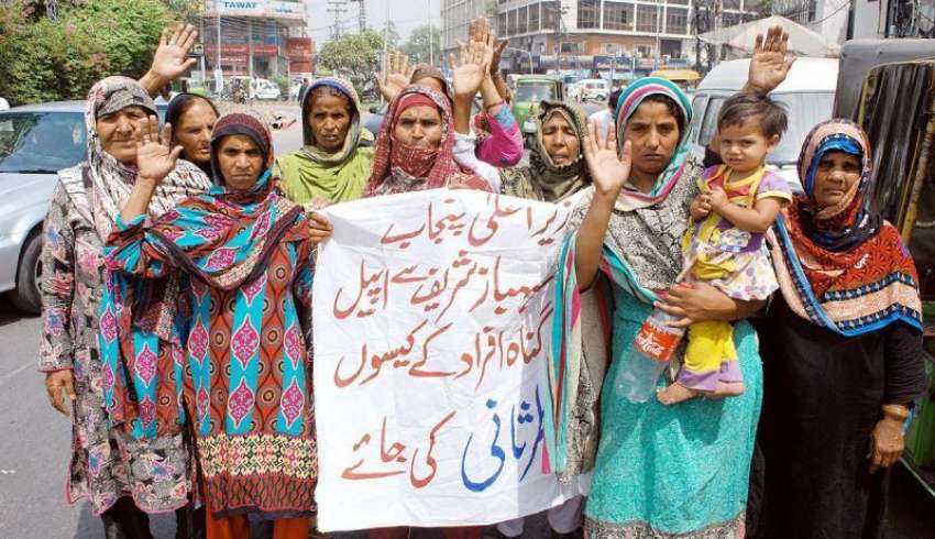 لاہور: رائیونڈ کی رہائشی خواتین اپنے مطالبات کے حق میں پریس ..