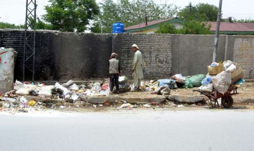 کوئٹہ: زرغون روڈ پر خانہ بدوش بچے کچرے کے ڈھیر سے کار آمد ..