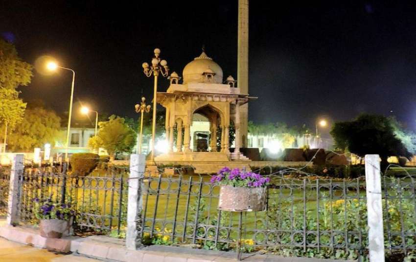 لاہور: پنجاب اسمبلی کے سامنے مینار کے احاطے میں بنے چبوترے ..