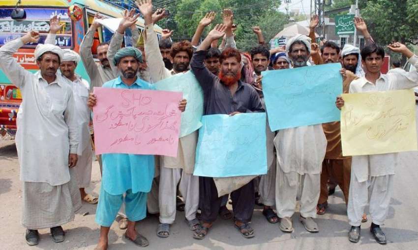 لاہور: پاکپتن کے رہائشی مقامی پولیس کے خلاف احتجاج کر رہے ..