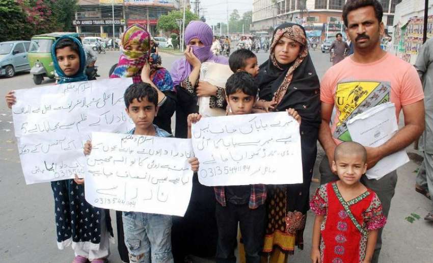 لاہور: گرین ٹاؤن کے رہائشی نادرا آفس انتظامیہ کے خلاف پریس ..