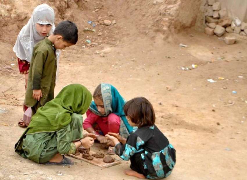 راولپنڈی: کچی بستی میں بچے افغان بچے مٹی کے گارے سے کھلونے ..
