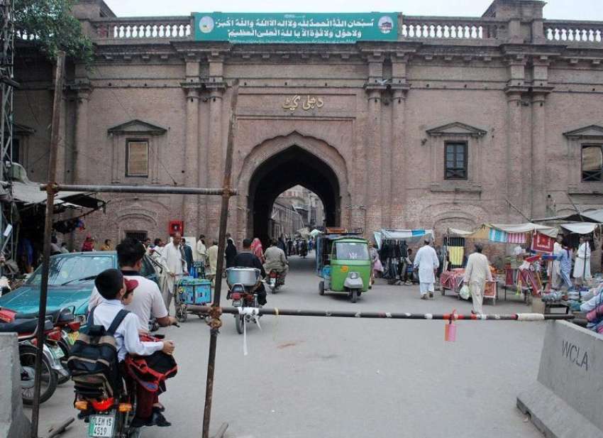 لاہور: دہلی گیٹ کو جانے والے راستے کو ٹریفک کے لیے بند کر ..