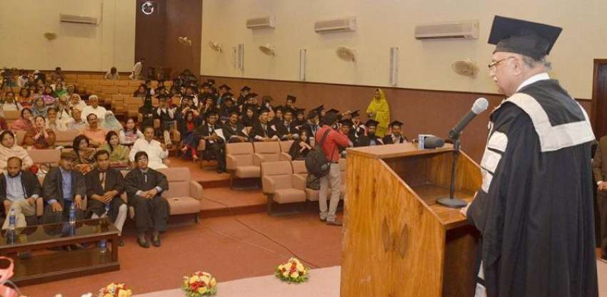 لاہور: پنجاب یونیورسٹی کے وائس چانسلر ڈاکٹر مجاہد کامران ..
