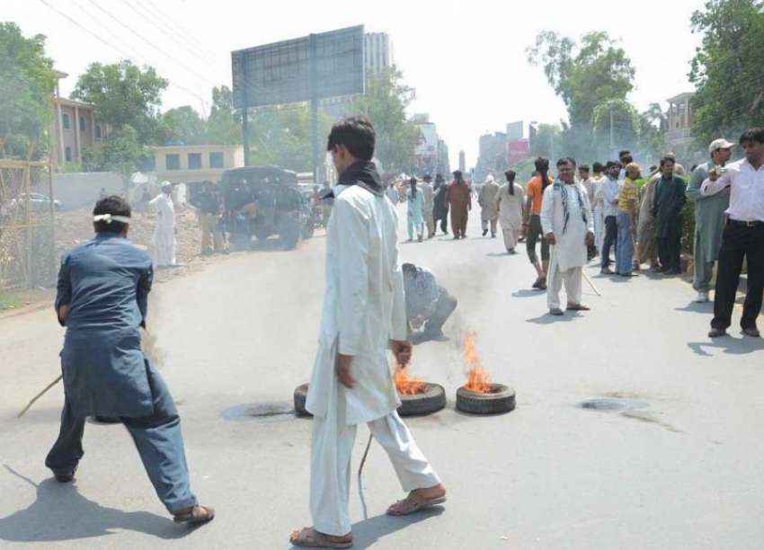 فیصل آباد: صنعتکار سیلزٹیکس کے خلاف ٹائر جلا کر مظاہرہ کر ..