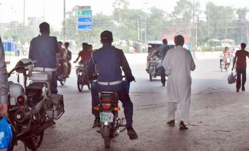 لاہور: قانون پر عملدرآمد کرانے کے لیے ڈیوٹی پو تعینات ایک ..