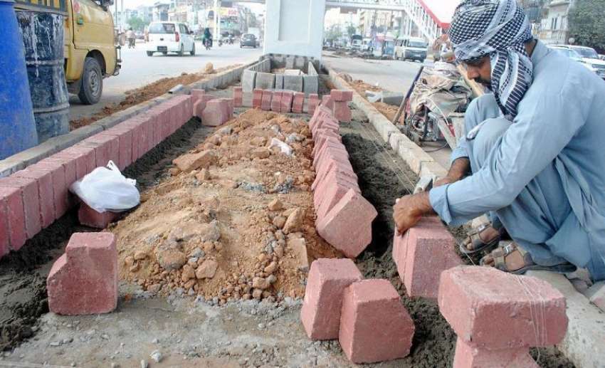 راولپنڈی: مزدور میٹروبس پراجیکٹ کے سلسلہ میں نئی کارپٹ کی ..