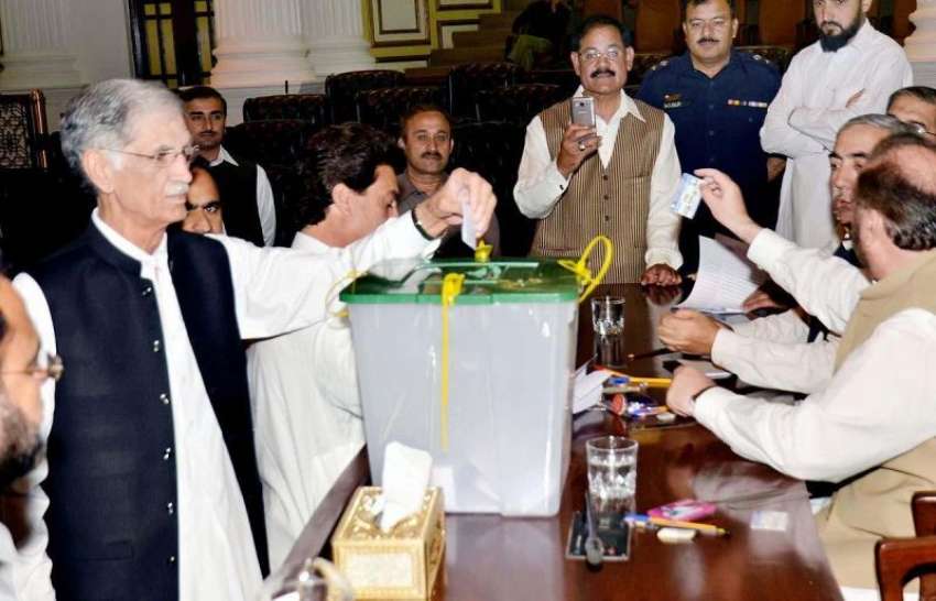 پشاور: وزیراعلیٰ خیبر پختونخوا پرویز خٹک سینٹ کے ضمنی انتخابات ..