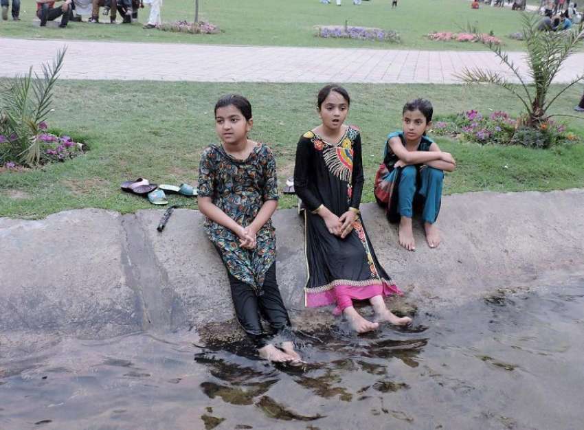 لاہور: جیلانی پارک میں سیرو تفریخ کے لیے آنیوالے بچے پختہ ..