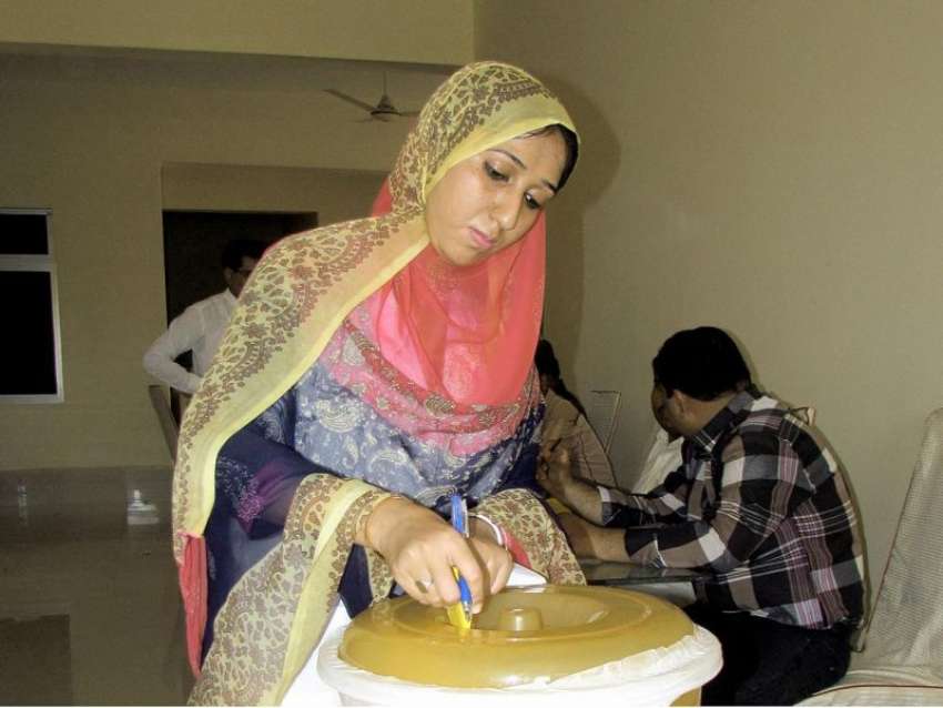 سکھر: پیرا میڈیکل اسٹاف کے انتخابات میں ایک خاتون اپنا ووٹ ..