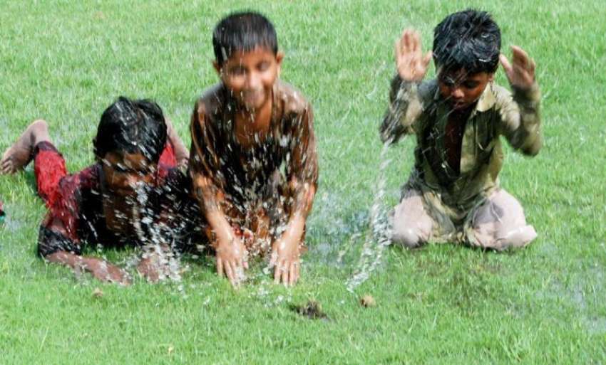 لاہور: کمسن بچے مقامی پارک میں کھڑے پانی میں اٹھکھیلیاں ..