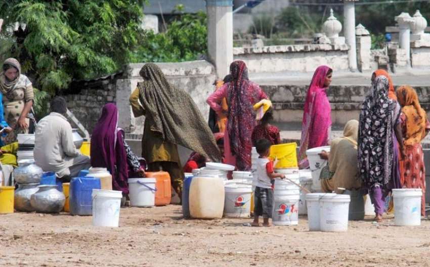 راولپنڈی: مریڑحسن چوک کے علاقے میں پانی کی بندش کے باعث شہری ..