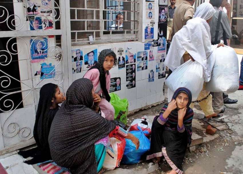 راولپنڈی: احاطہ کچہری میں جیل سے لائے گئے قیدیوں کو ملنے ..