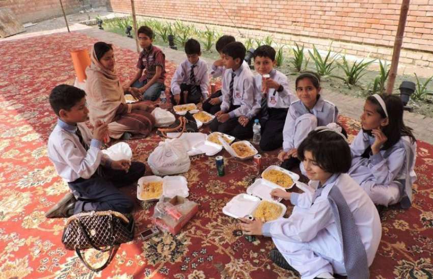 لاہور: الحمراء میں منعقدہ تقریب کے اختتام پر مقامی سکول ..