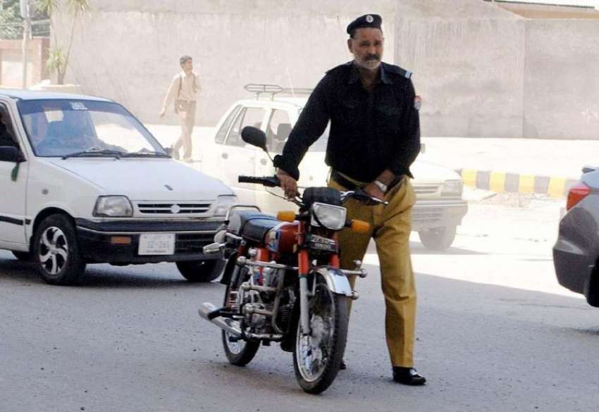راولپنڈی: پولیس اہلکار خراب ہونے والی موٹر سائیکل کو ورکشاپ ..