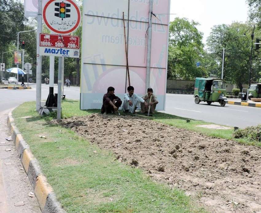 لاہور: لاہور مال روڈ گرین بیلٹ پر کام کرنے والے پی ایچ اے ..