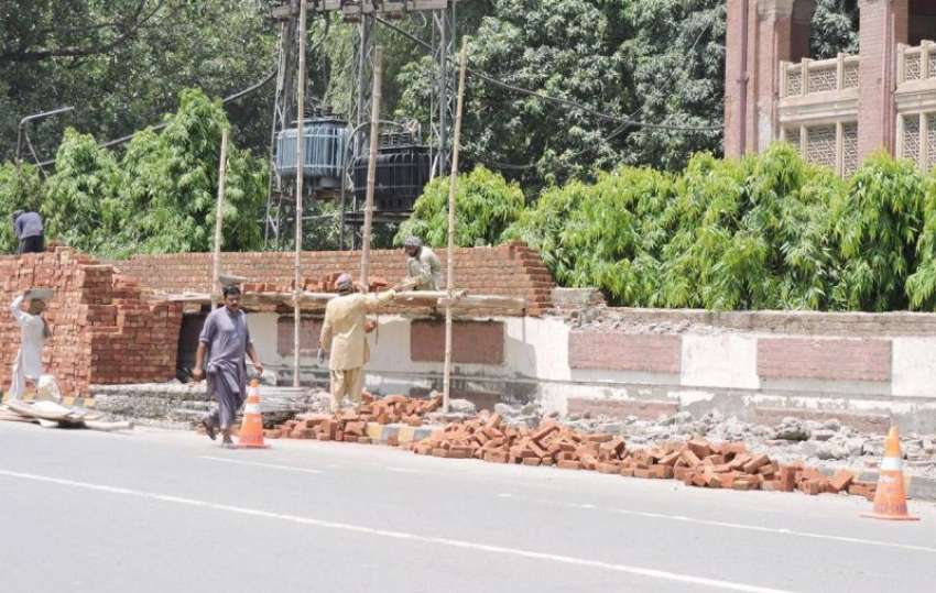 لاہور: مزدور لاہور ہائی کورٹ کی دیوار کے تعمیراتی کام میں ..