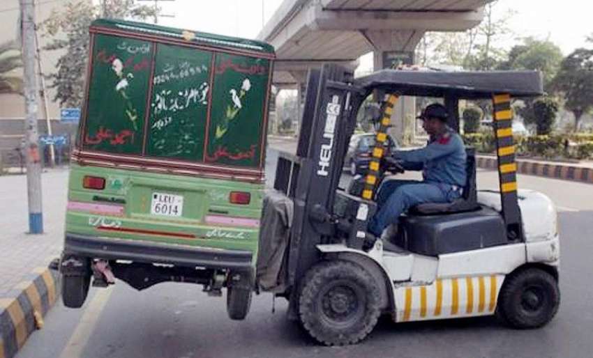 لاہور: ایک ٹریفک وارڈن نو پارکنگ میں کھڑے رکشے کو لفٹر کے ..