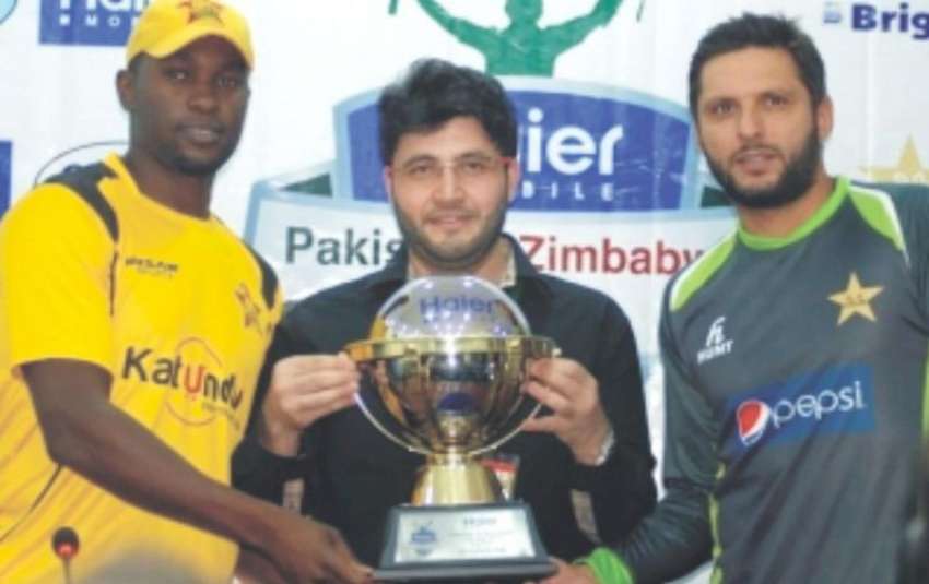 لاہور: قومی ٹی ٹونٹی کرکٹ ٹیم کے کپتان شاہد خان آفریدی اور ..