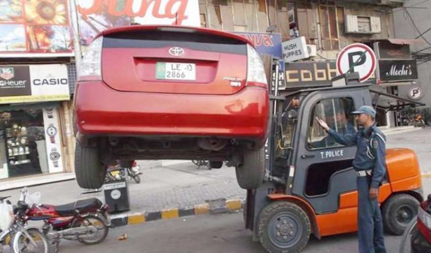لاہور: ٹریفک وارڈن نو پارکنگ میں کھڑی گاڑیوں کے خلاف کاروائی ..