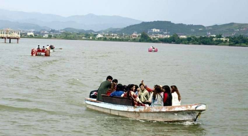 اسلام آباد: راول جھیل تفریخ کے لیے آئی لڑکیاں کشتی میں بیٹھی ..