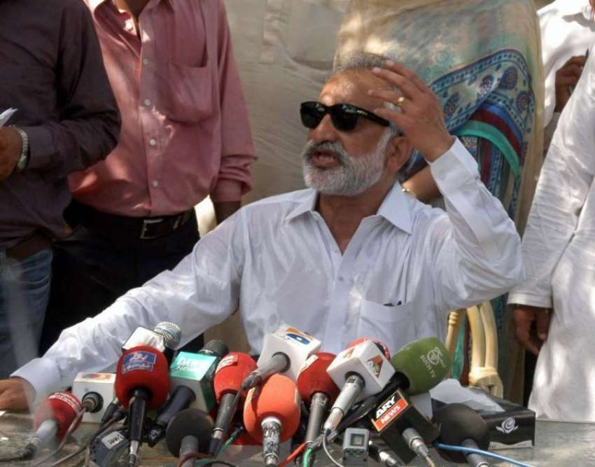 کراچی: سابق وزیر داخلہ سندھ ذوالفقار مرزا اپنی رہائش گاہ ..
